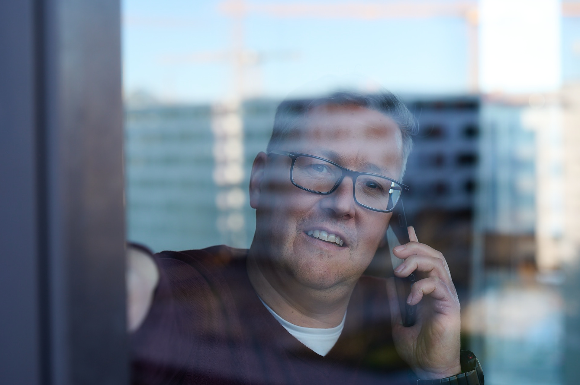 Mitarbeiter von MBT Partner telefoniert in einem Büro.